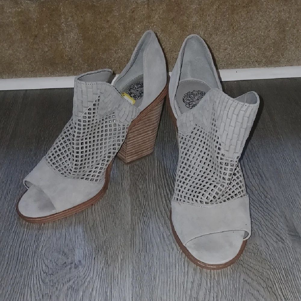 NEW Vince Camuto Fritzey Peep Toe Ankle Booties Size 10 NWOT